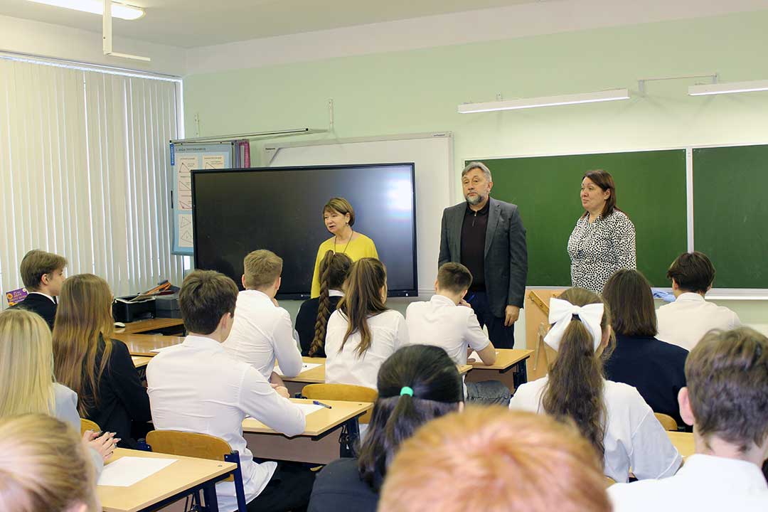 novohariton ucheniki 11 klassa SOSH10 Zholobov 2