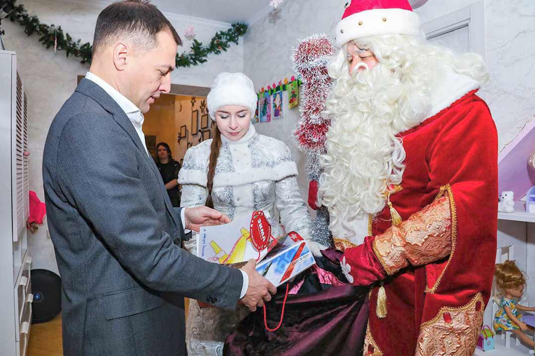 Hanin elka zhelaniy vruchenie podarkov 2
