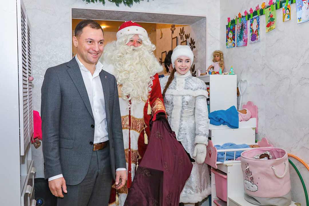 Hanin elka zhelaniy vruchenie podarkov 5