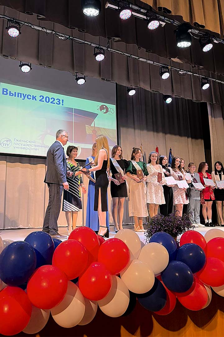 novohariton vruchenie diplomov GGU 8
