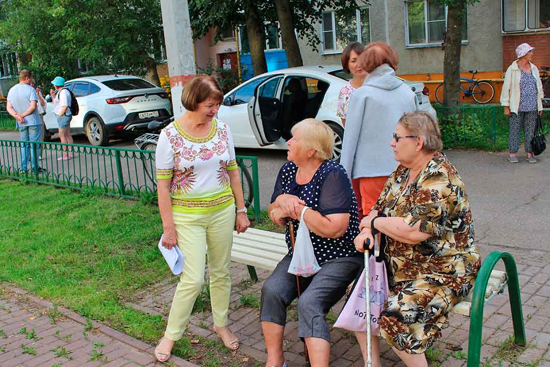 hariton vsrtecha s zhitelyami 3107 6