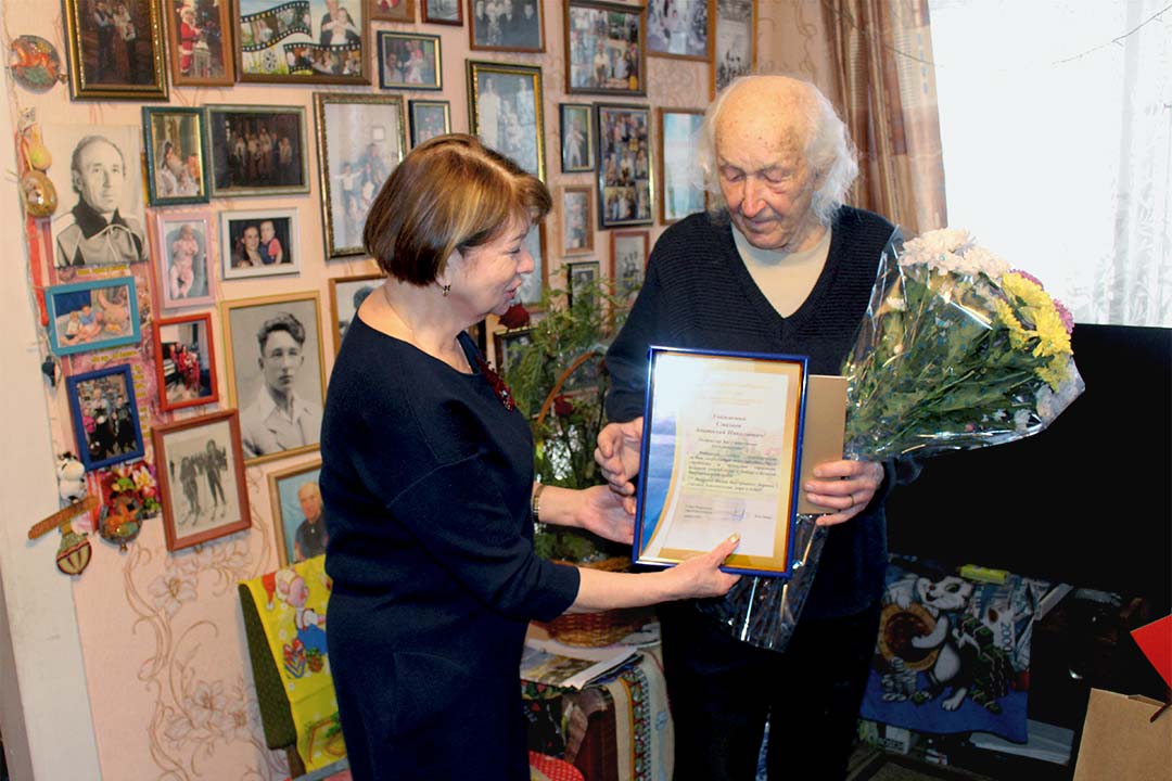 novohariton 90 letniy yubilyar smaznov 1