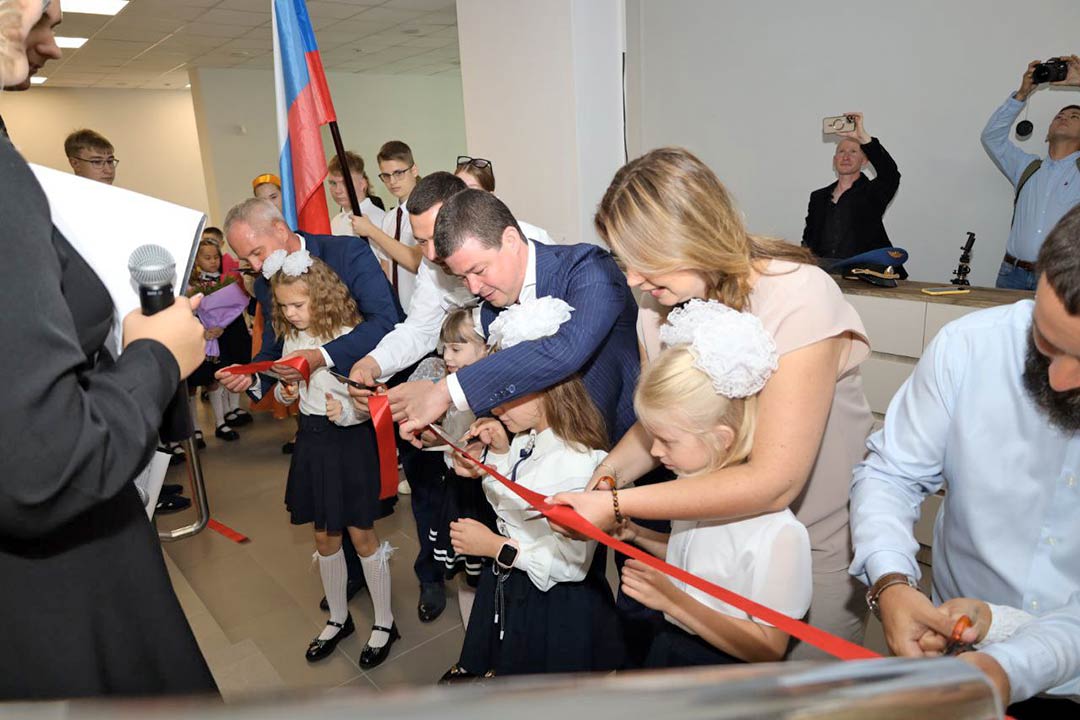 den znanij school vysokovoltnaya 1