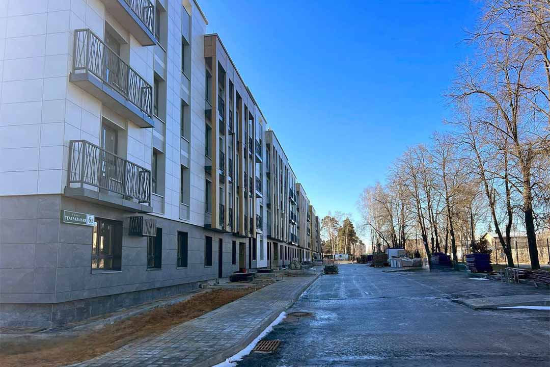 zhilyo g3 teatralniy oformlen fasad 2