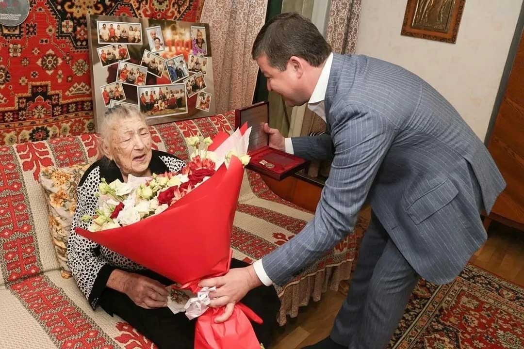 Жительнице округа Капиталине Ивановне Ротиной вручён памятный знак «85 лет битвы за Москву»
