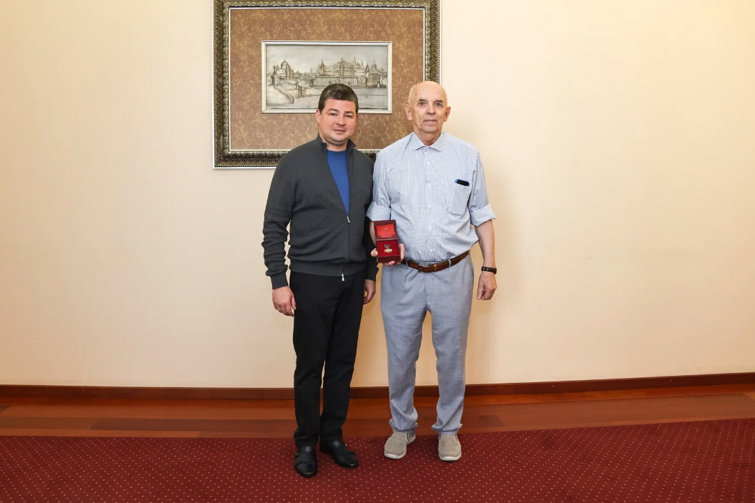 Глава округа вручил знак «За безупречный труд» выдающемуся инженеру в честь его 75-летия